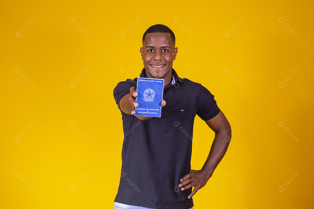 Homem jovem moreno sorridente e alegre segurando carteira de trabalho