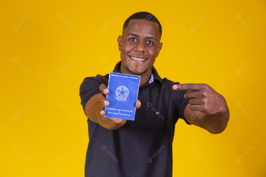 Homem jovem moreno sorridente e alegre segurando carteira de trabalho