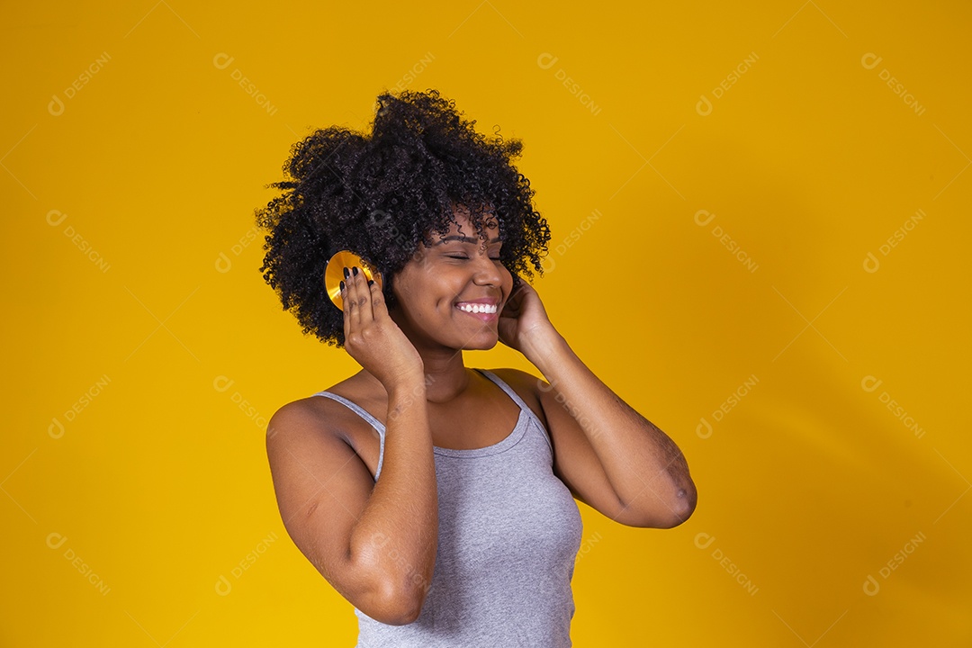 Mulher jovem morena sorridente e alegre ouvindo musica fone de ouvido