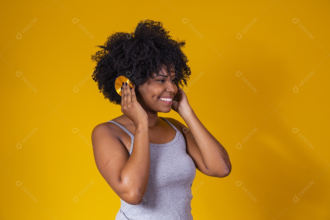 Mulher jovem morena sorridente e alegre ouvindo musica fone de ouvido7