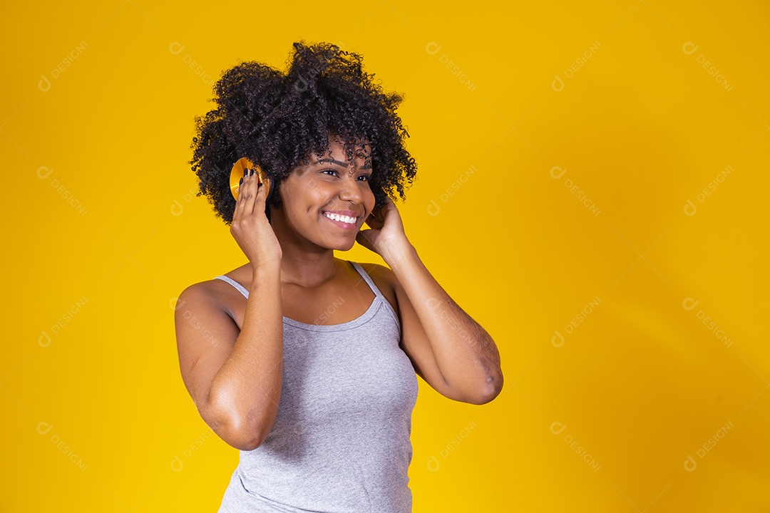 Mulher jovem morena sorridente e alegre ouvindo musica fone de ouvido