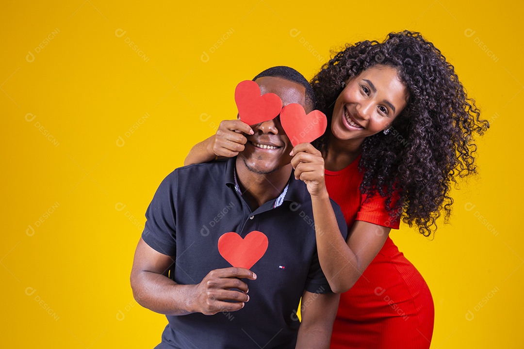 Casal felizes apaixonados sobre um fundo amarelo