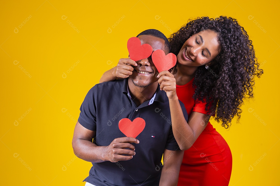 Casal felizes apaixonados sobre um fundo amarelo