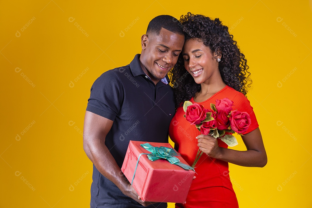 Casal felizes apaixonados sobre um fundo amarelo