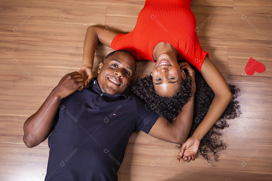 Casal felizes apaixonados dia dos namorados