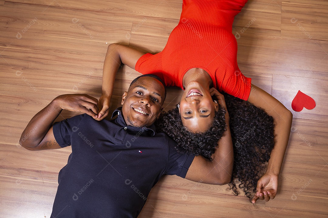 Casal felizes apaixonados dia dos namorados