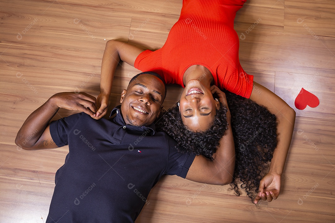 Casal felizes apaixonados dia dos namorados