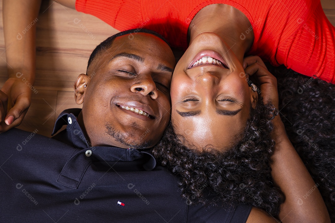 Casal felizes apaixonados dia dos namorados