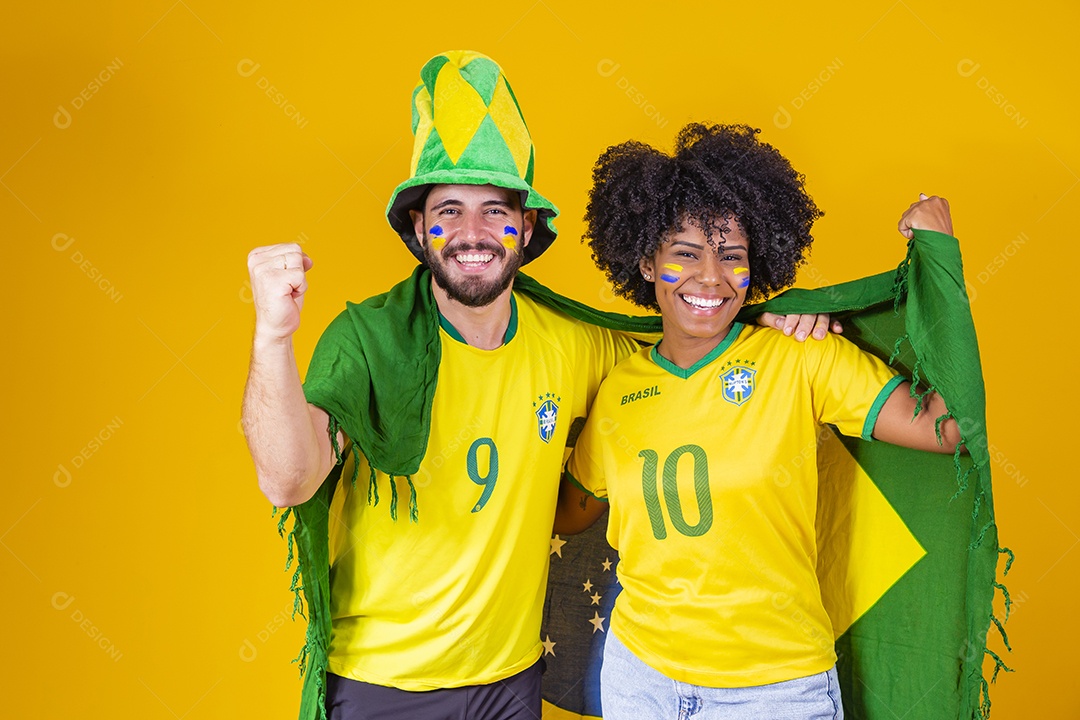 Casal jovens torcedores usando camisetas do brasil fundo isolado amarelo