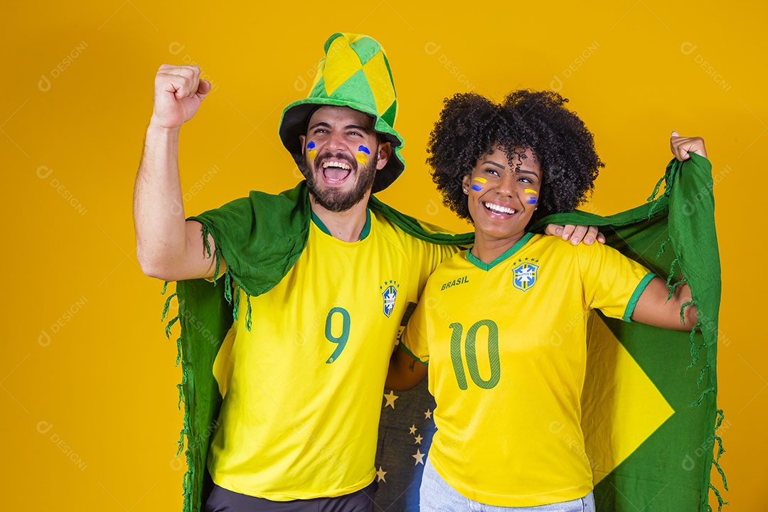 Casal jovens torcedores usando camisetas do brasil fundo isolado amarelo