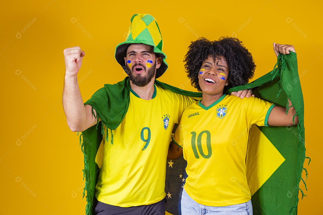 Casal jovens torcedores usando camisetas do brasil fundo isolado amarelo