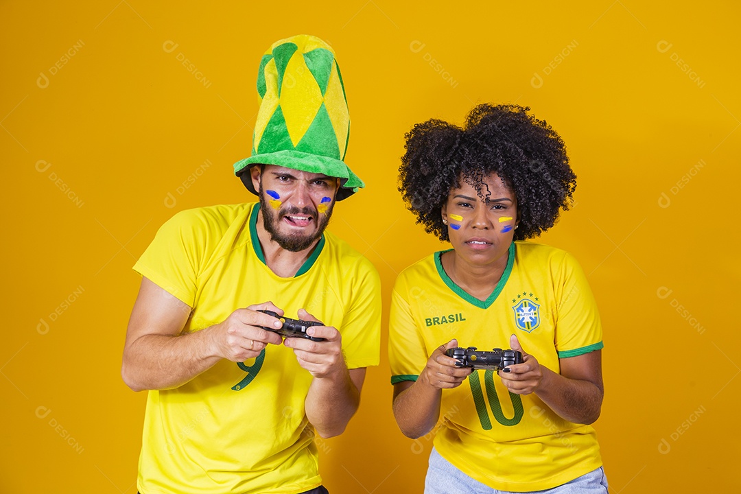 Casal jovens torcedores usando camisetas do brasil fundo isolado amarelo