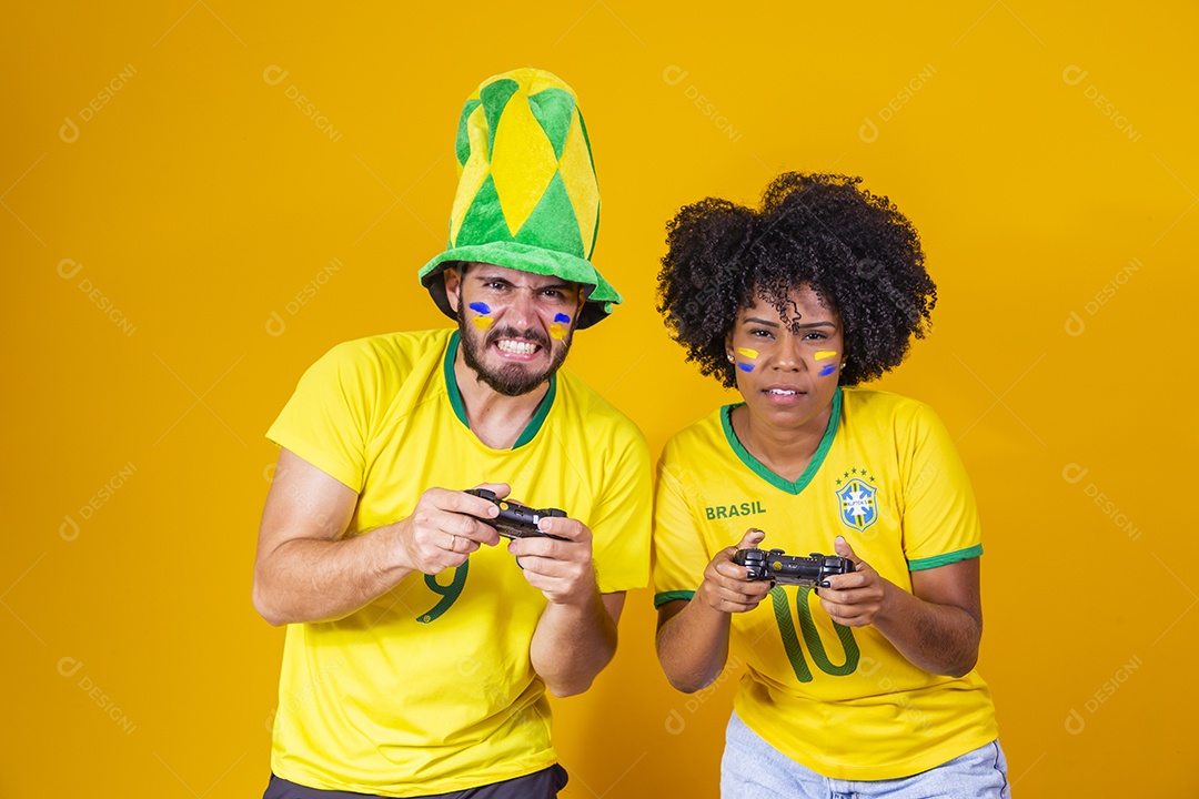 Casal jovens torcedores usando camisetas do brasil fundo isolado amarelo