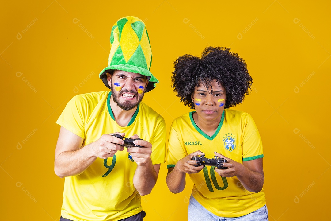 Casal jovens torcedores usando camisetas do brasil fundo isolado amarelo