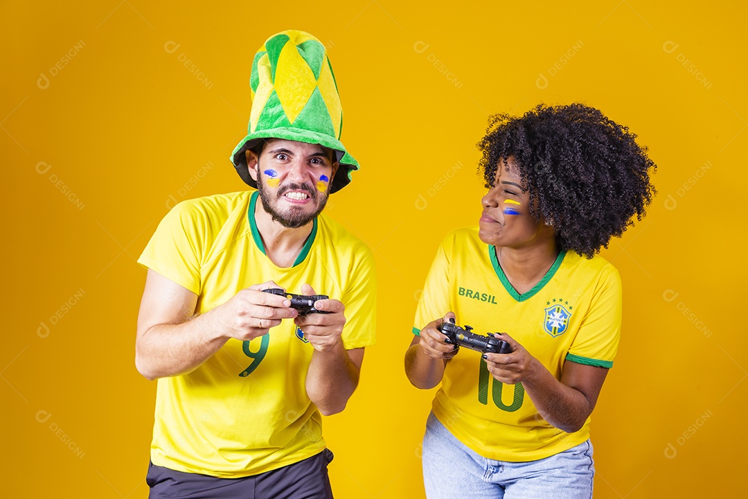 Casal jovens torcedores usando camisetas do brasil fundo isolado amarelo