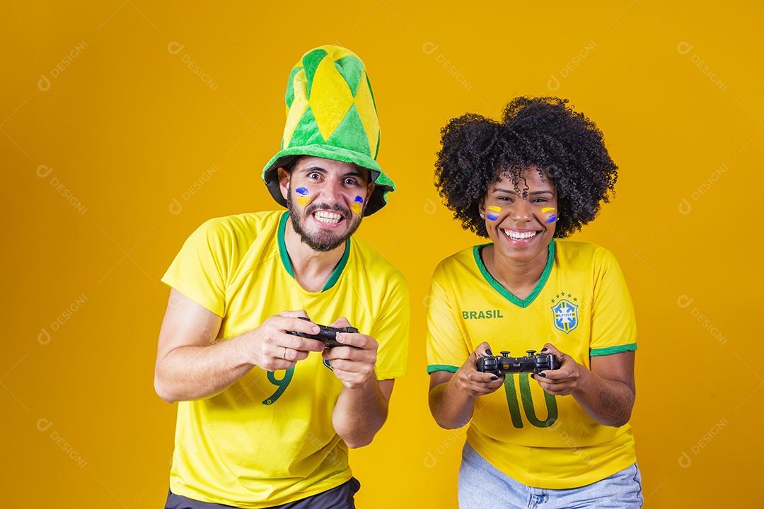 Casal jovens torcedores usando camisetas do brasil fundo isolado amarelo