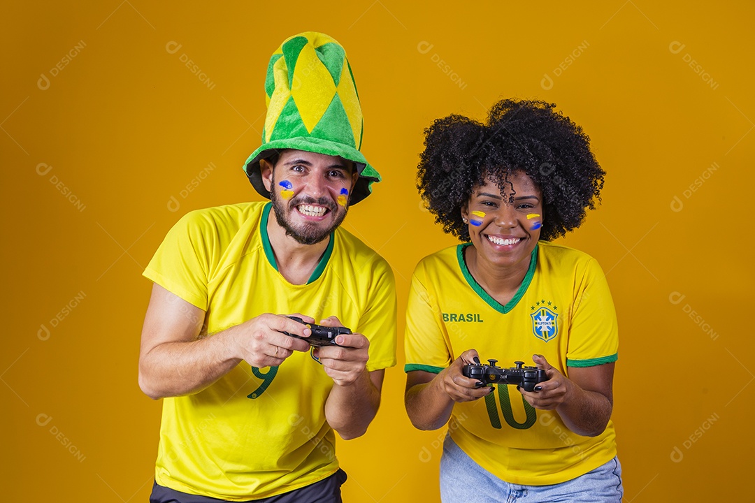 Casal jovens torcedores usando camisetas do brasil fundo isolado amarelo