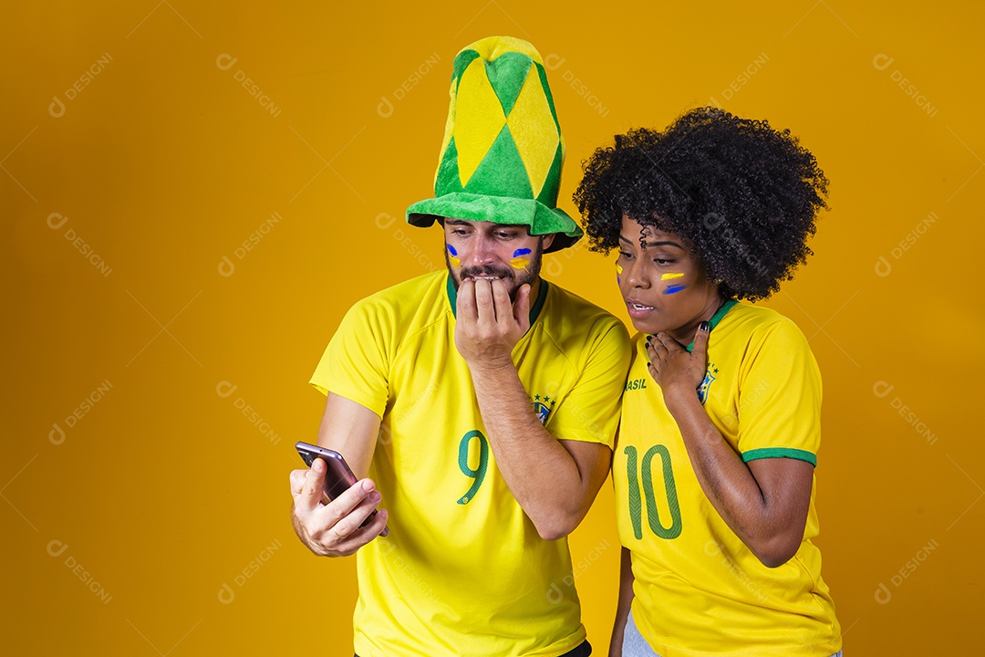 Casal jovens torcedores usando camisetas do brasil fundo isolado amarelo