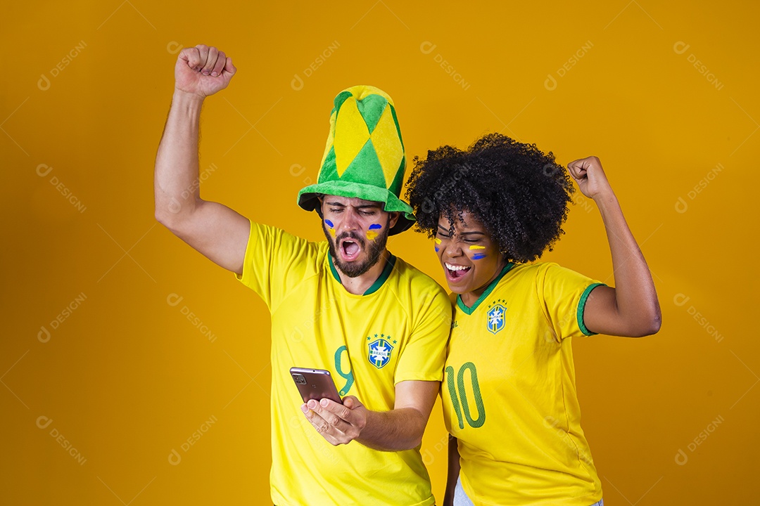 Casal jovens torcedores usando camisetas do brasil fundo isolado amarelo