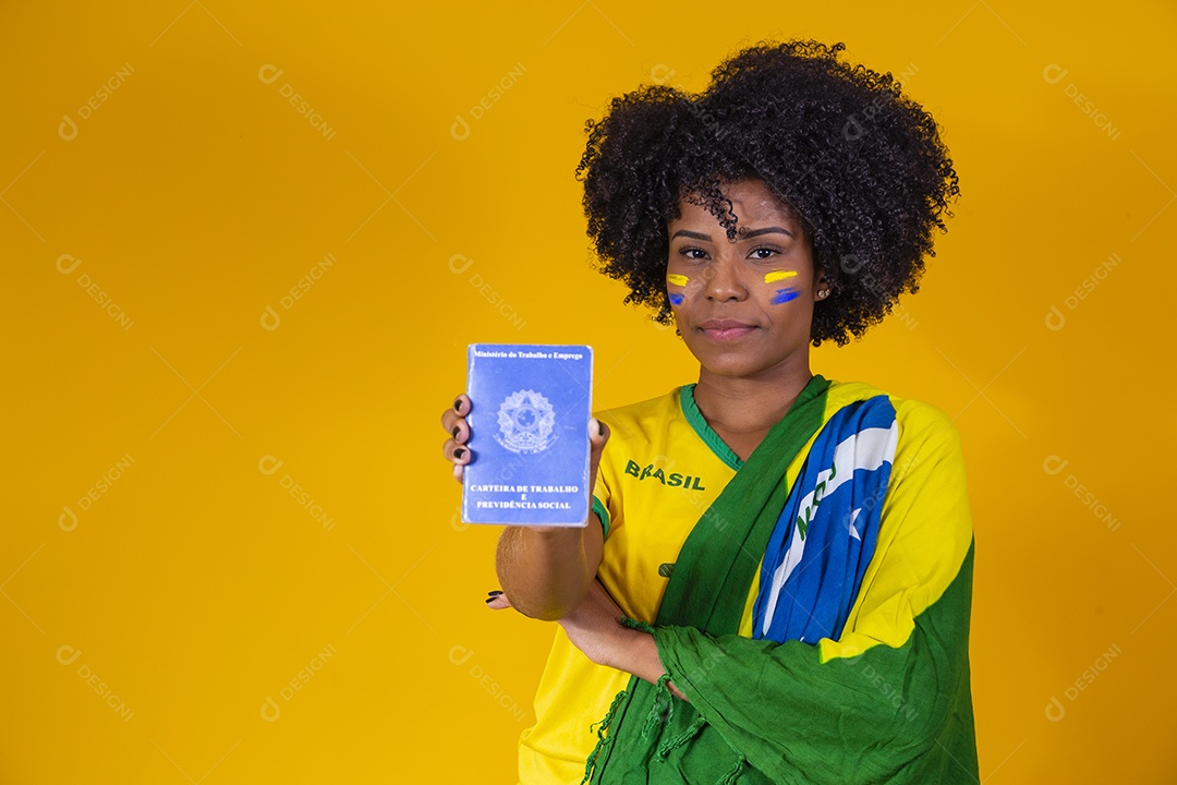 Mulher garota torcedora jovem brasileira segurando carteira de trabalho fundo amarelo