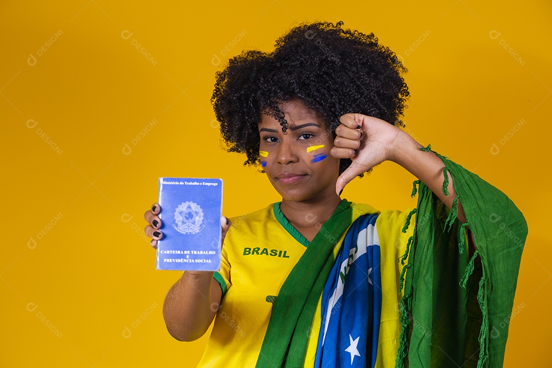 Mulher garota torcedora jovem brasileira segurando carteira de trabalho fundo amarelo