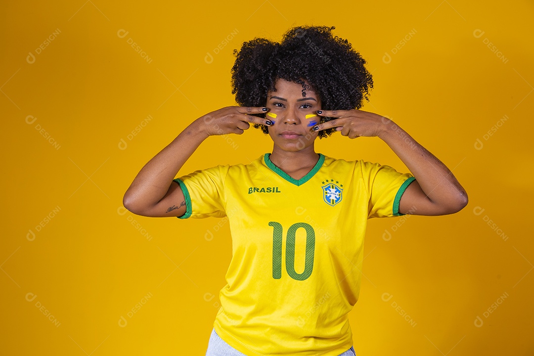 Linda mulher jovem torcedora usando camiseta brasil