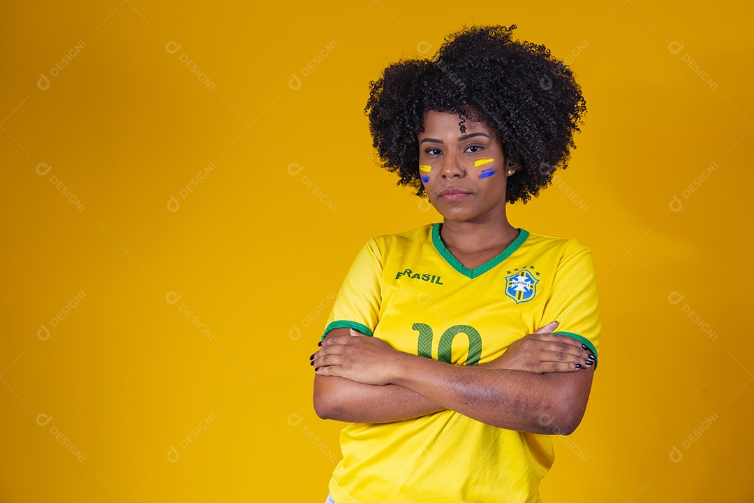 Linda mulher jovem torcedora usando camiseta brasil
