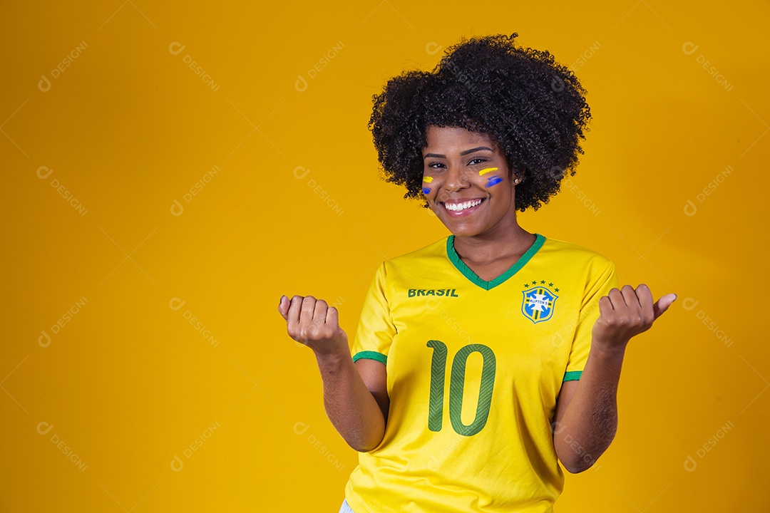 Linda mulher jovem torcedora usando camiseta brasil