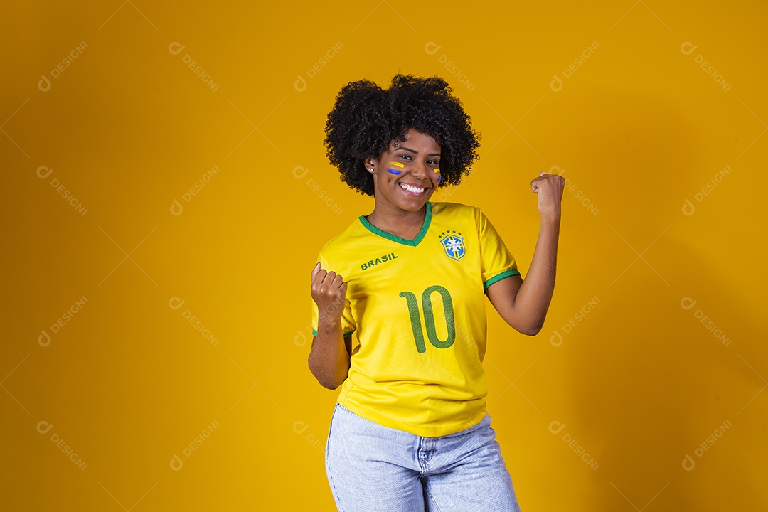 Linda mulher jovem torcedora usando camiseta brasil