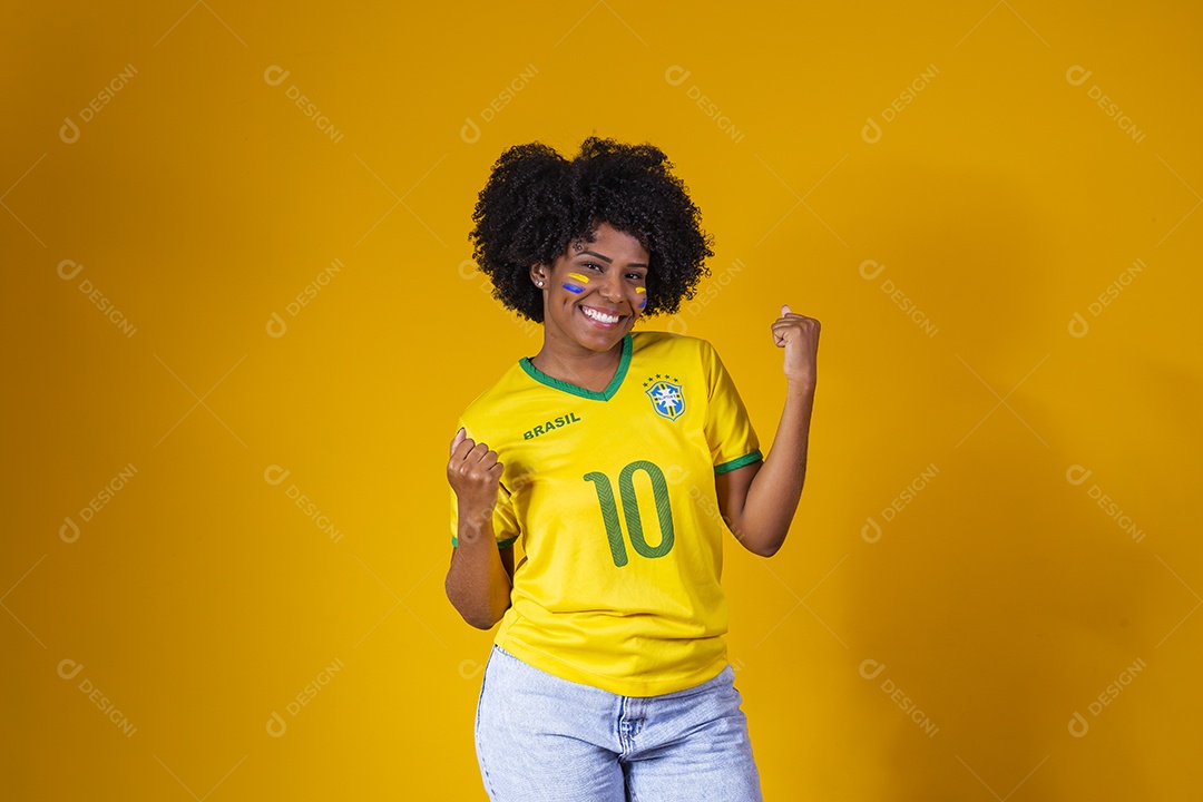 Linda mulher jovem torcedora usando camiseta brasil