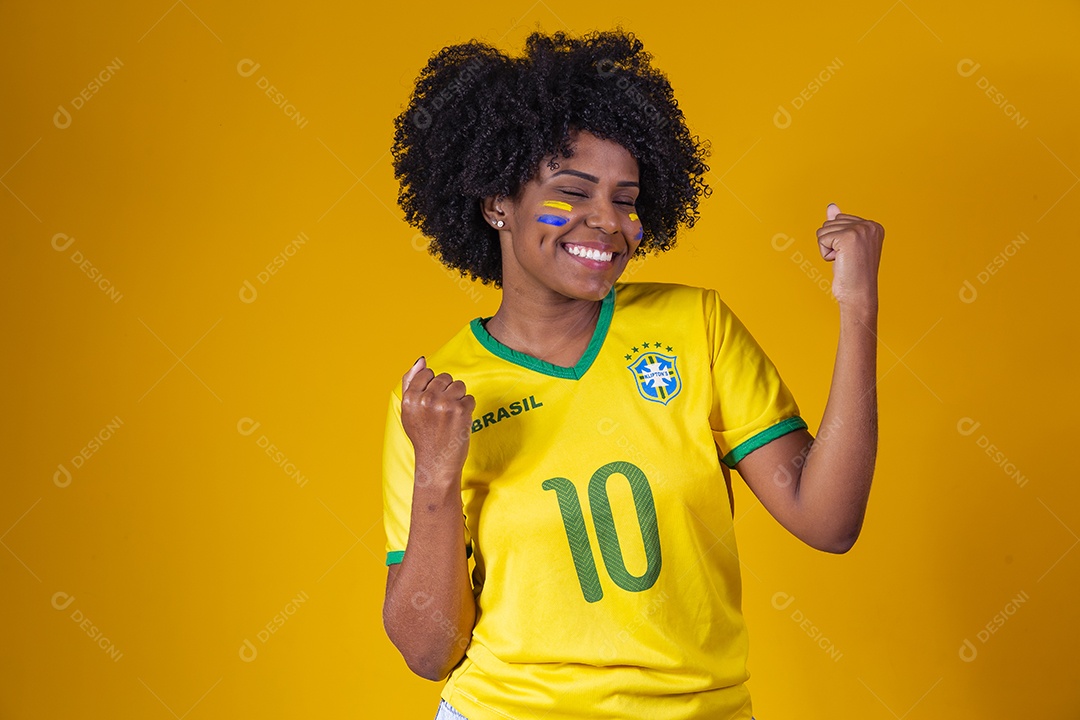 Linda mulher jovem torcedora usando camiseta brasil