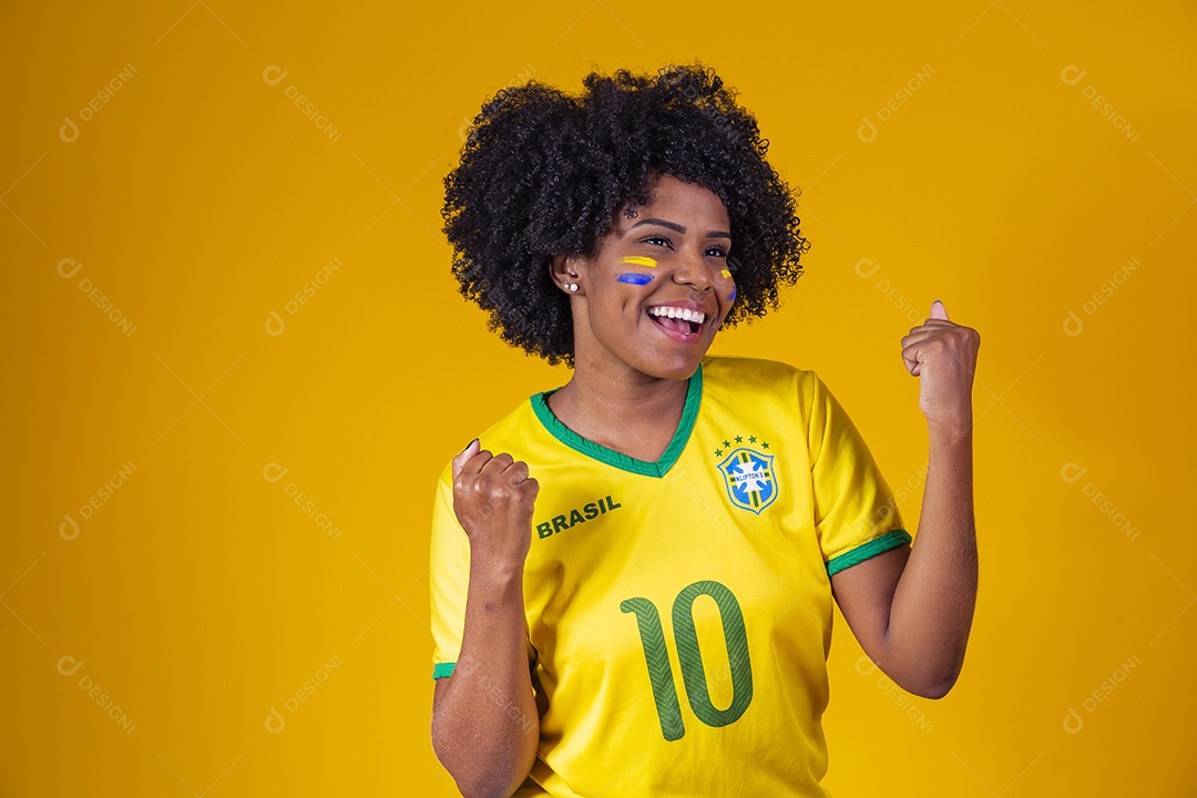 Linda mulher jovem torcedora usando camiseta brasil