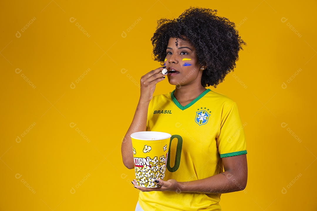 Linda mulher jovem torcedora usando camiseta brasil