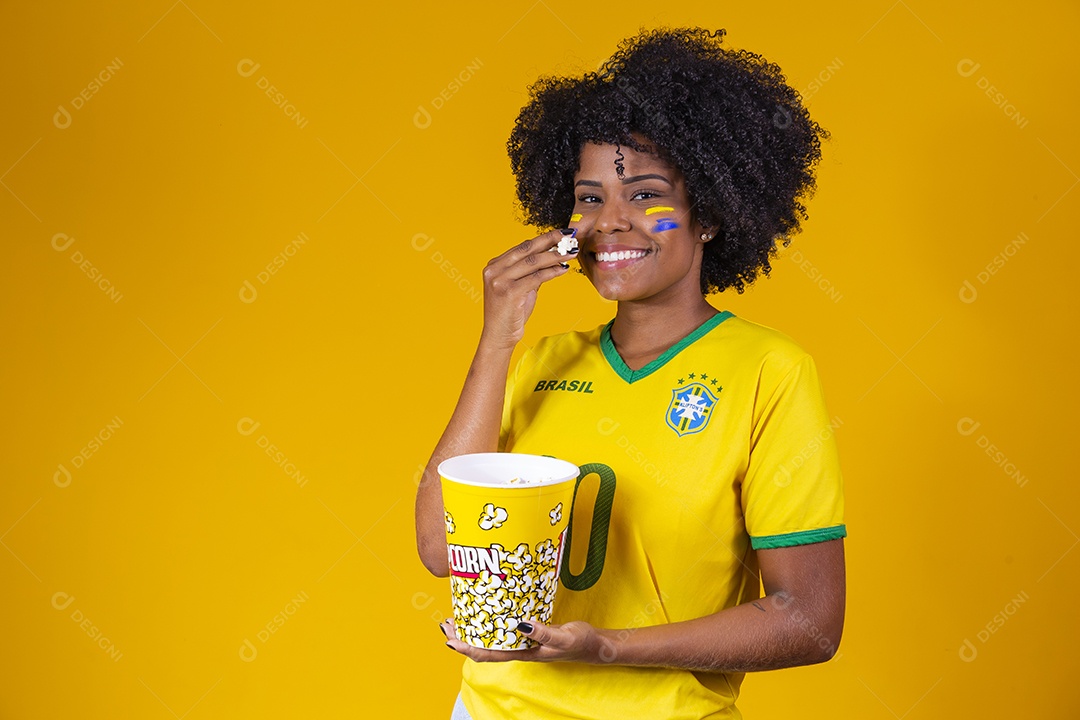 Linda mulher jovem torcedora usando camiseta brasil