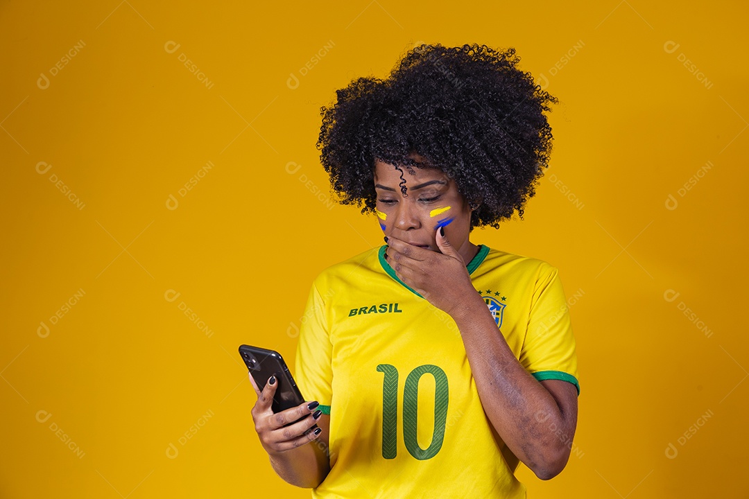 Linda mulher jovem torcedora usando camiseta brasil