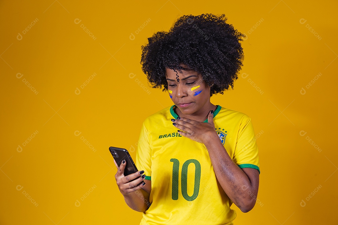 Linda mulher jovem torcedora usando camiseta brasil