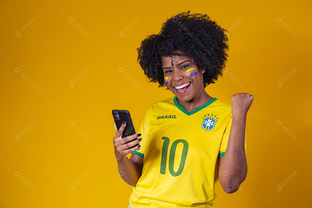 Linda mulher jovem torcedora brasileira usando camiseta brasil
