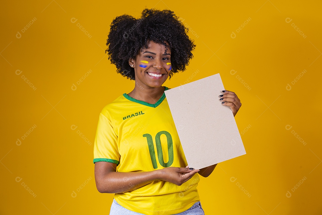 Linda mulher jovem torcedora usando camiseta brasil