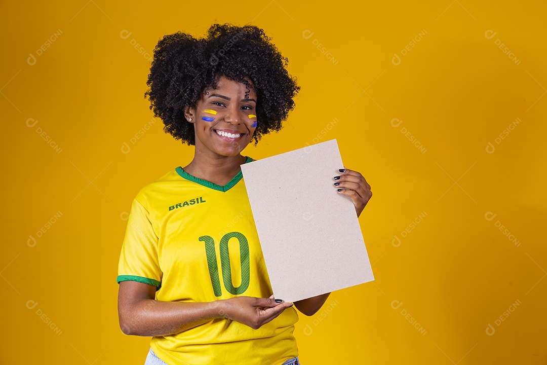 Linda mulher jovem torcedora usando camiseta brasil