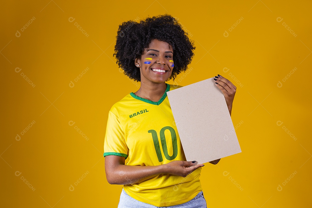 Linda mulher jovem torcedora usando camiseta brasil