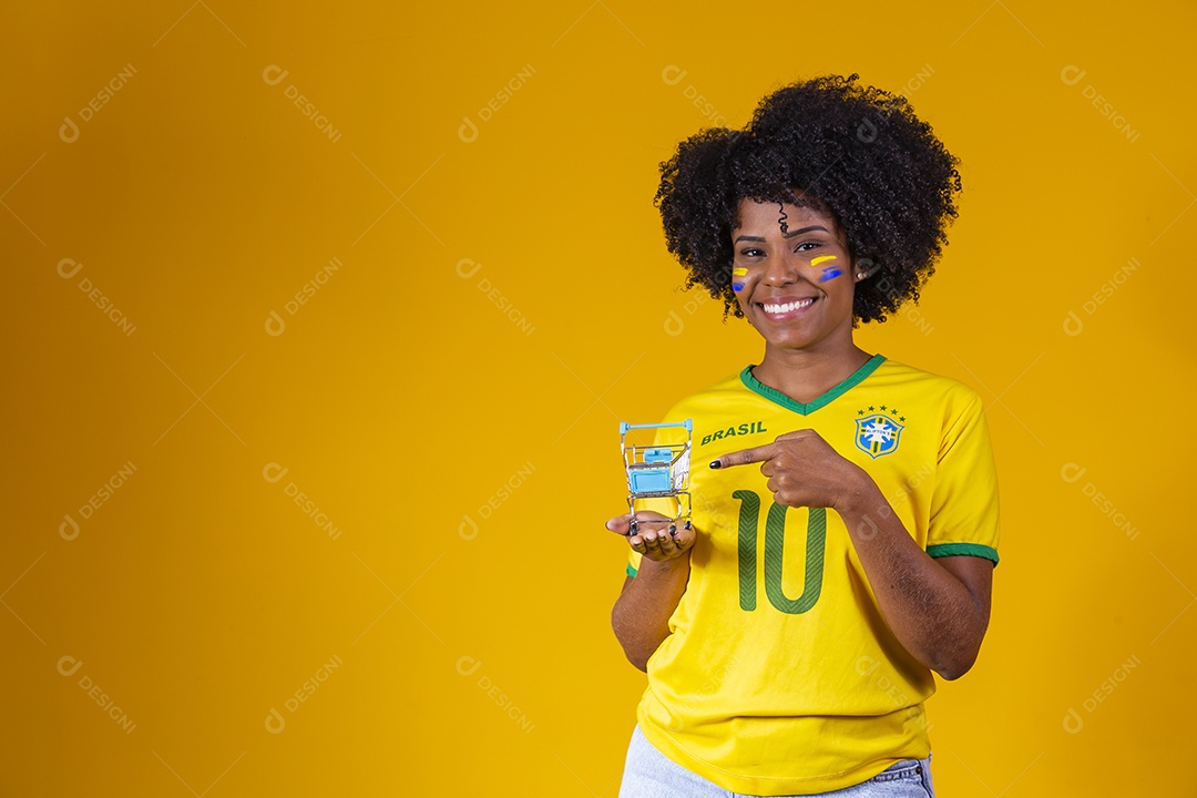Linda mulher jovem torcedora usando camiseta brasil