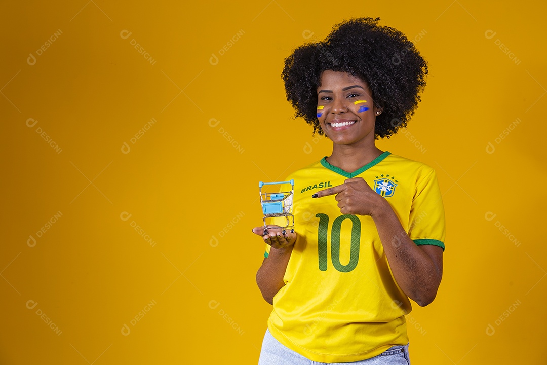 Linda mulher jovem torcedora usando camiseta brasil
