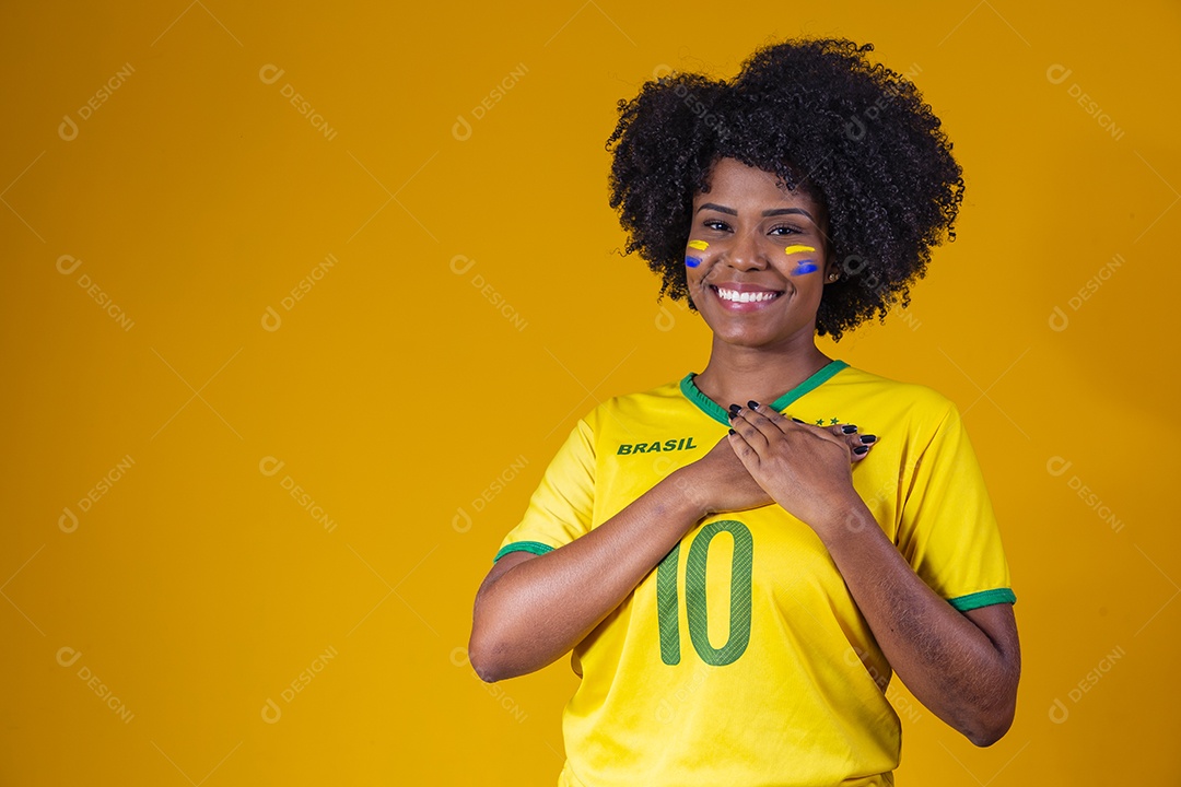 Linda mulher jovem torcedora usando camiseta brasil