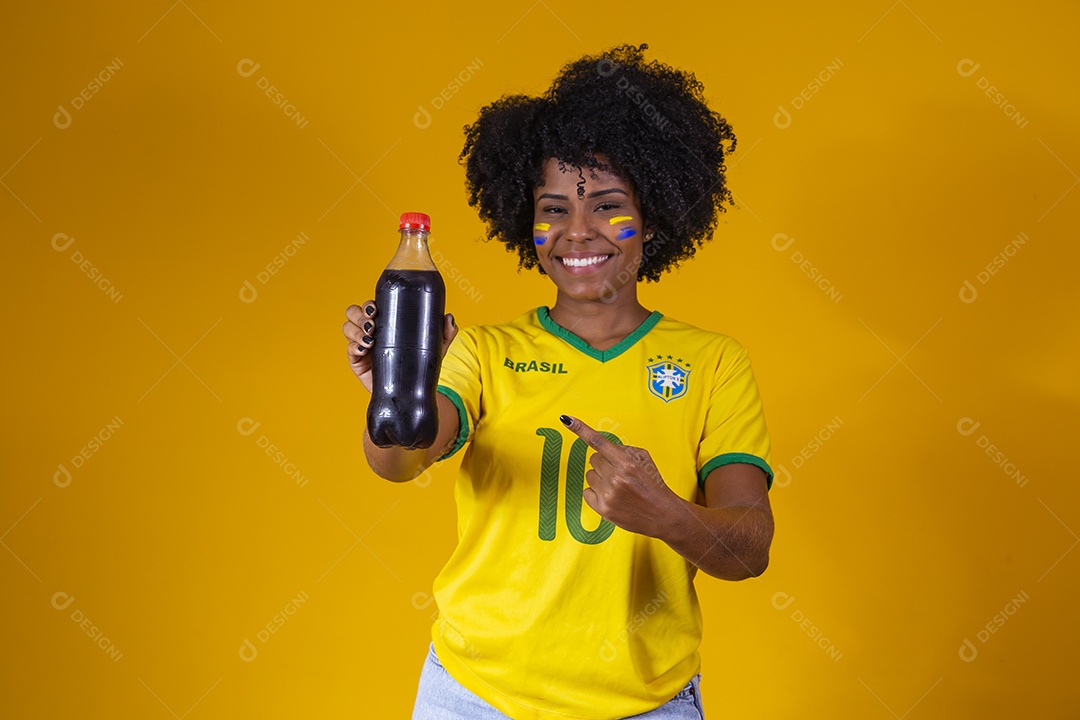 Linda mulher jovem torcedora usando camiseta brasil bebendo coca cola