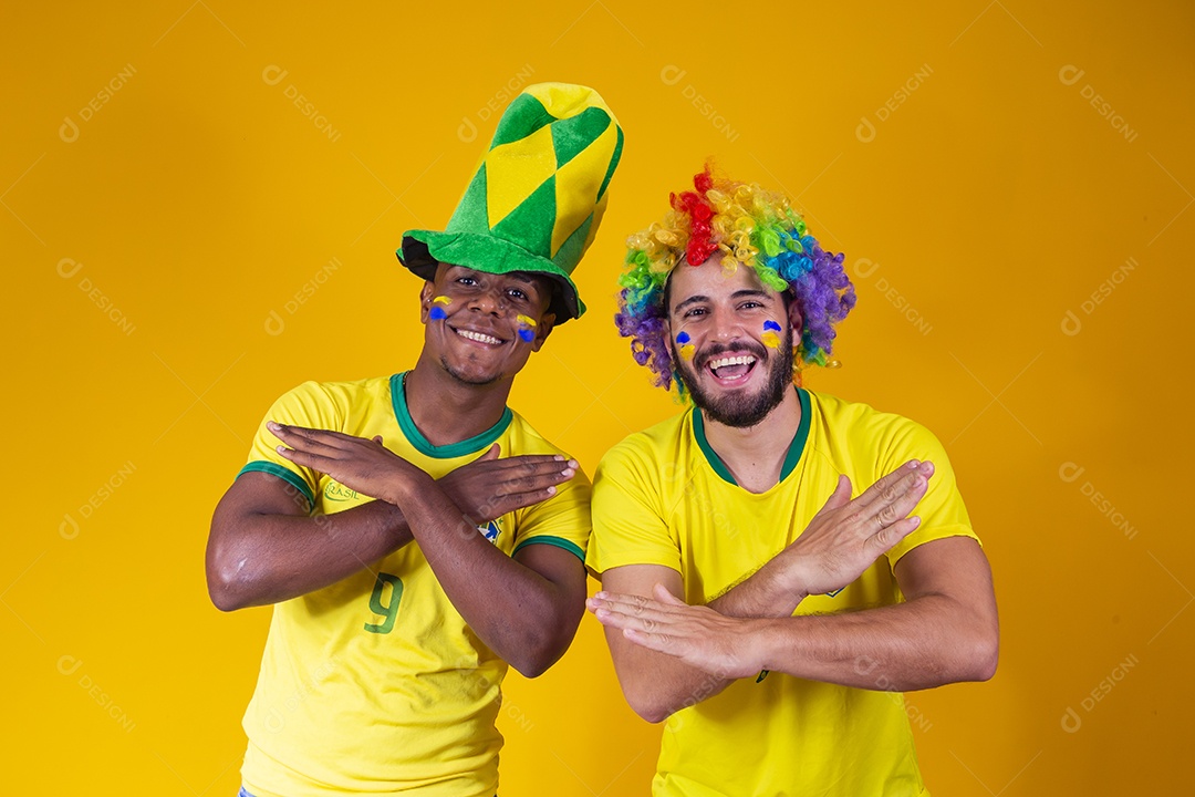 Homens torcedores jovens brasileiros fundo amarelo