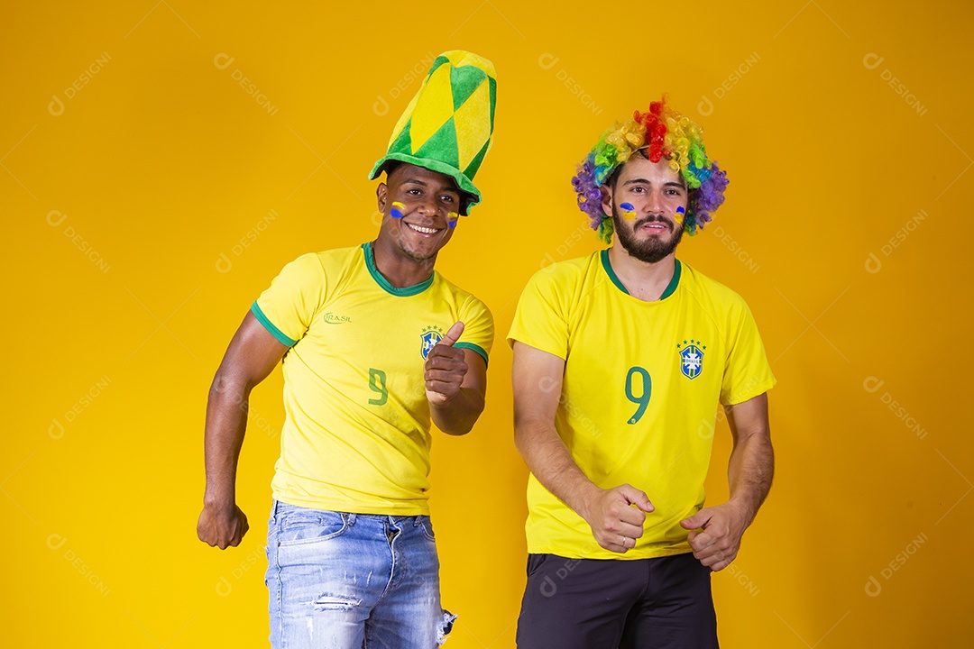 Homens torcedores jovens brasileiros fundo amarelo