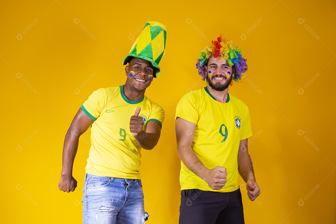 Homens torcedores jovens brasileiros fundo amarelo