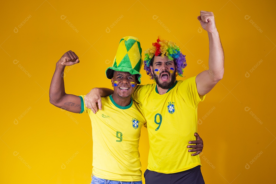 Homens torcedores jovens brasileiros fundo amarelo