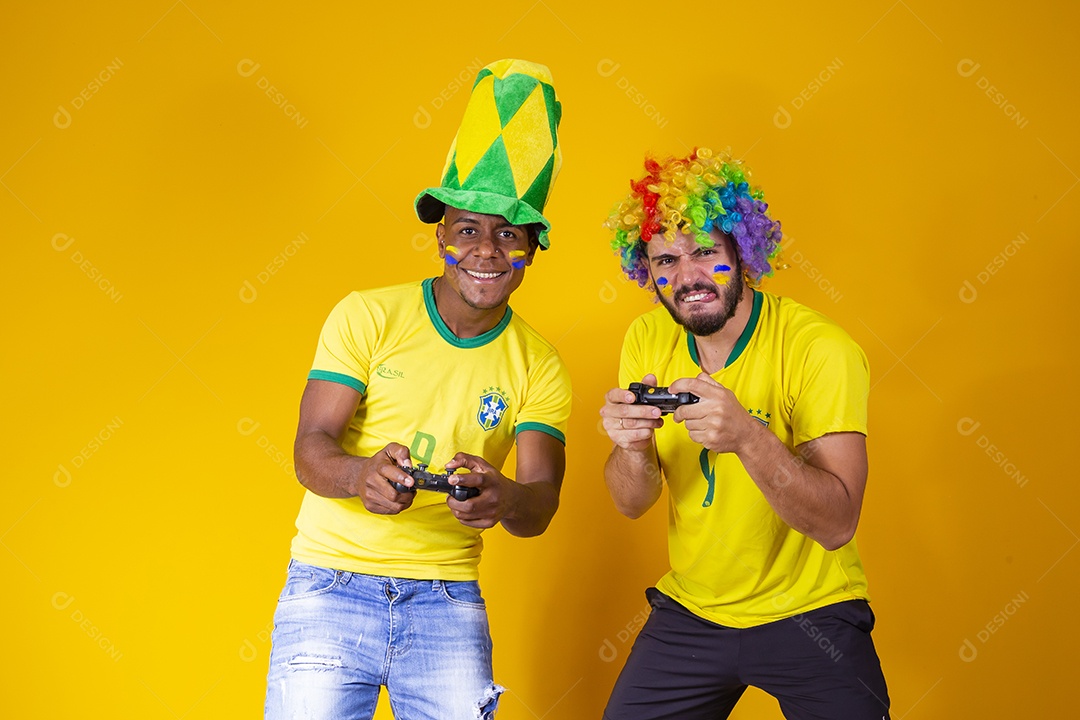 Homens torcedores jovens brasileiros fundo amarelo