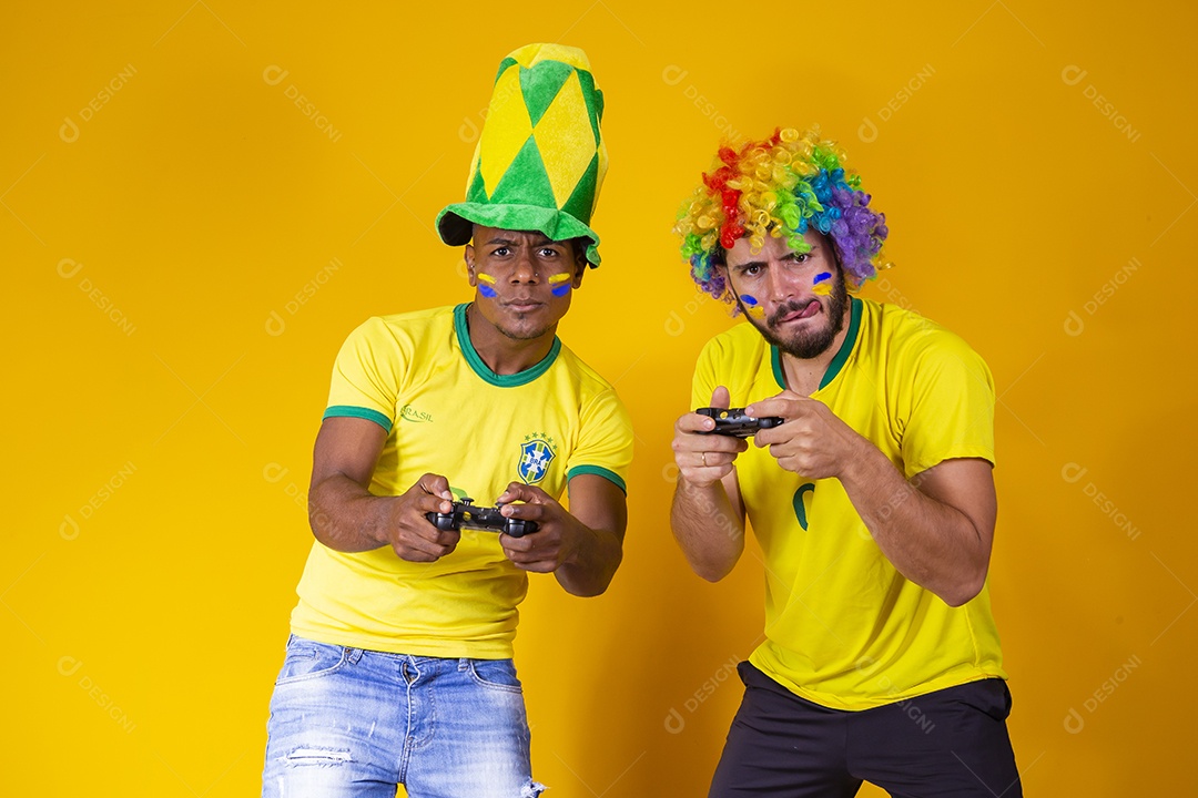 Homens torcedores jovens brasileiros fundo amarelo